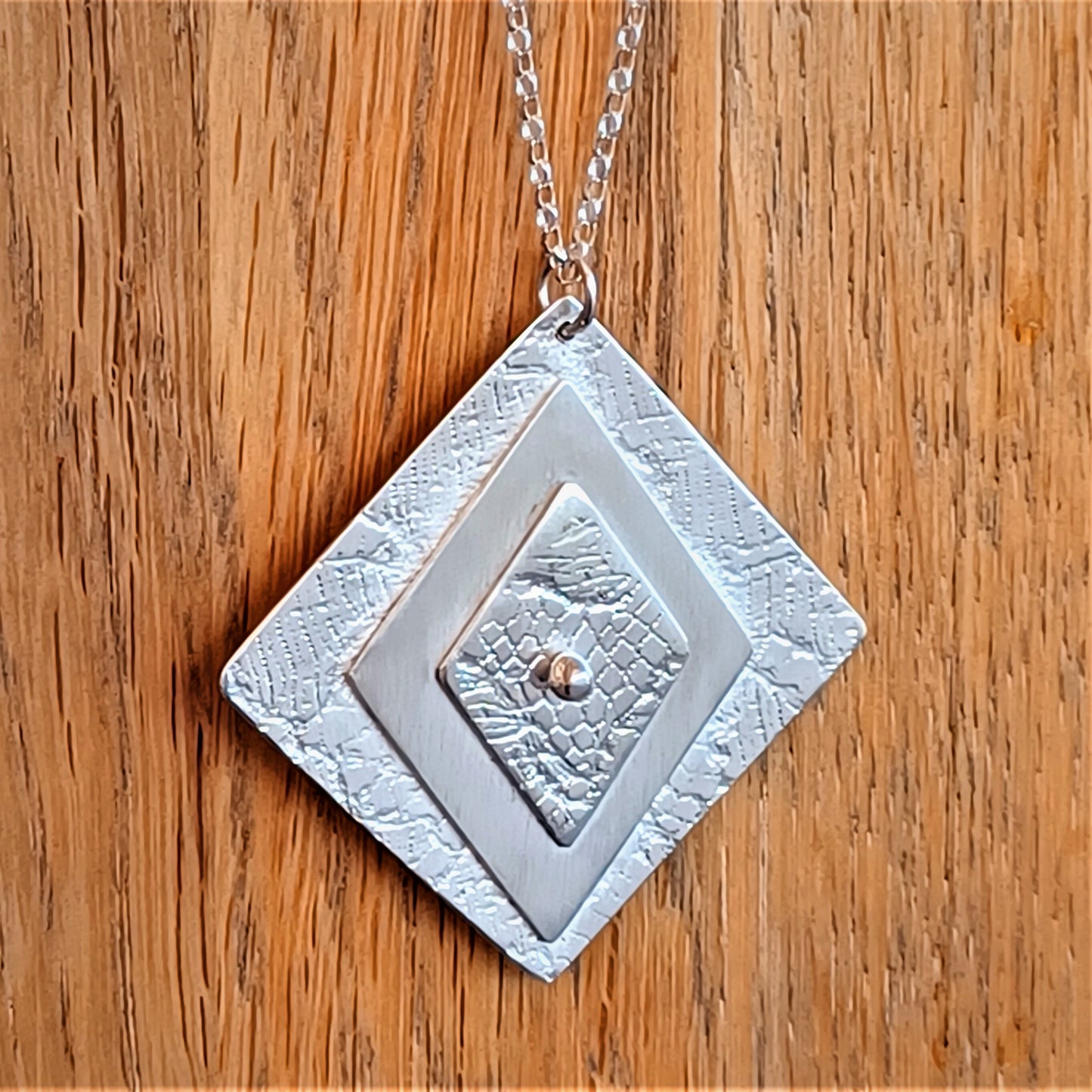 Collier en argent massif, superposition de losanges texturés
