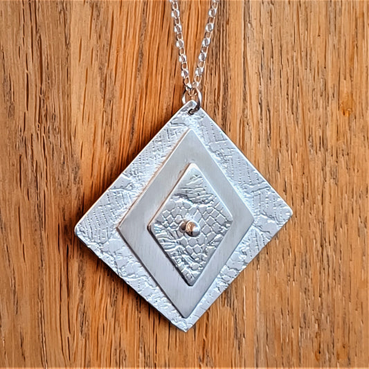 Collier en argent massif, superposition de losanges texturés