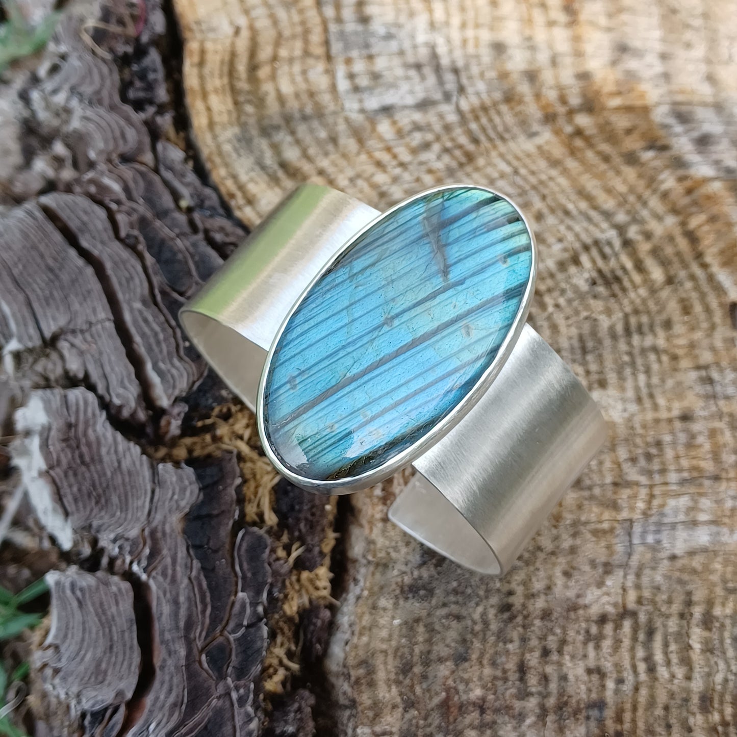 Bracelet Manchette large en Argent Massif et Labradorite bleue. Pièce unique