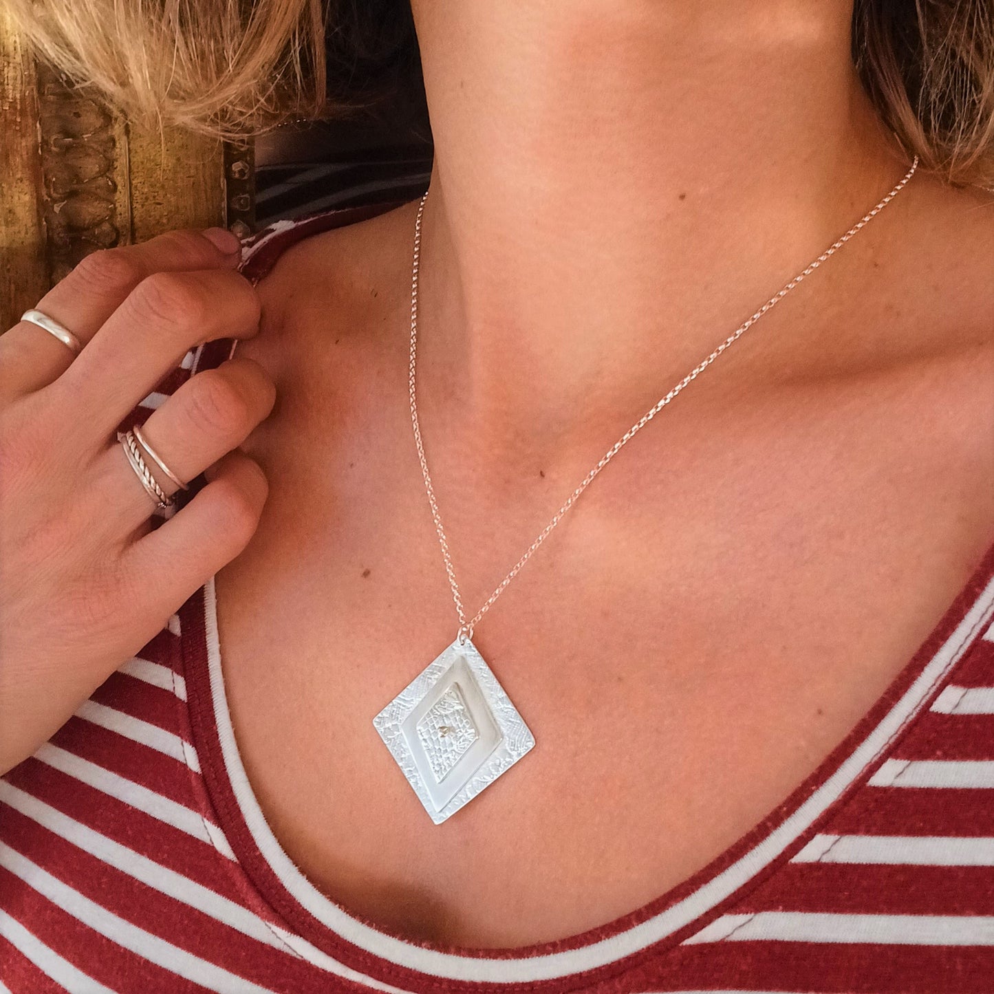 Collier en argent massif, superposition de losanges texturés