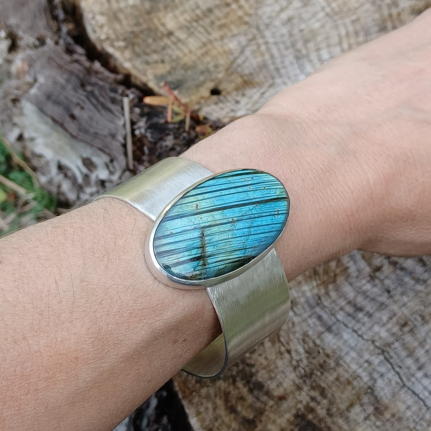 Bracelet Manchette large en Argent Massif et Labradorite bleue. Pièce unique