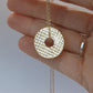 Collier en Plaqué Or avec pendentif double face, motif dentelle